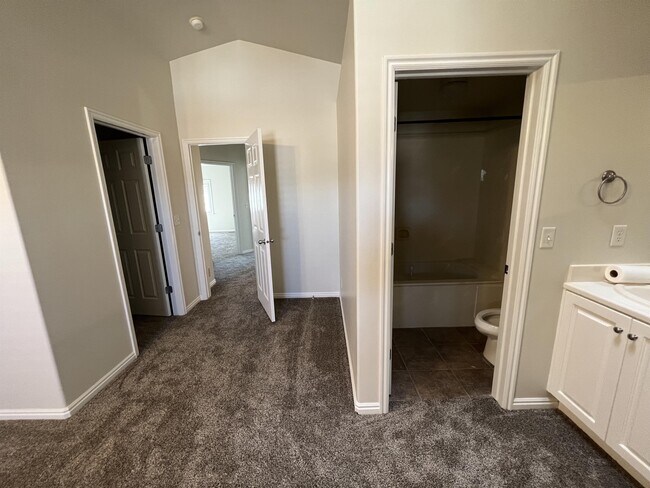 Building Photo - 202 E White Spruce Cv