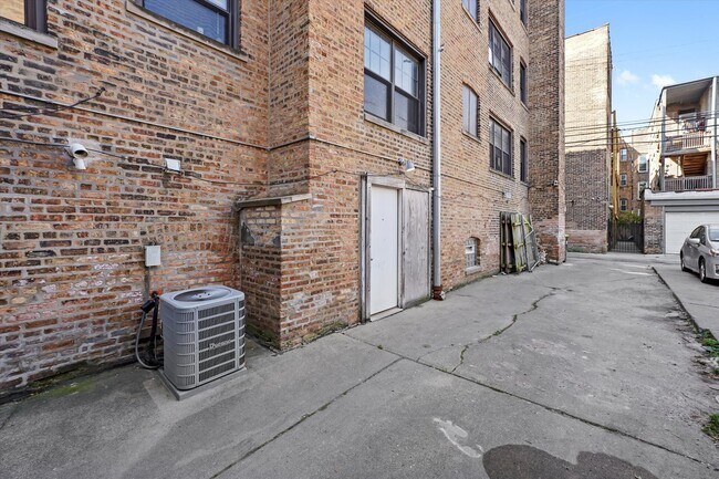 Building Photo - 6300 N Rockwell St