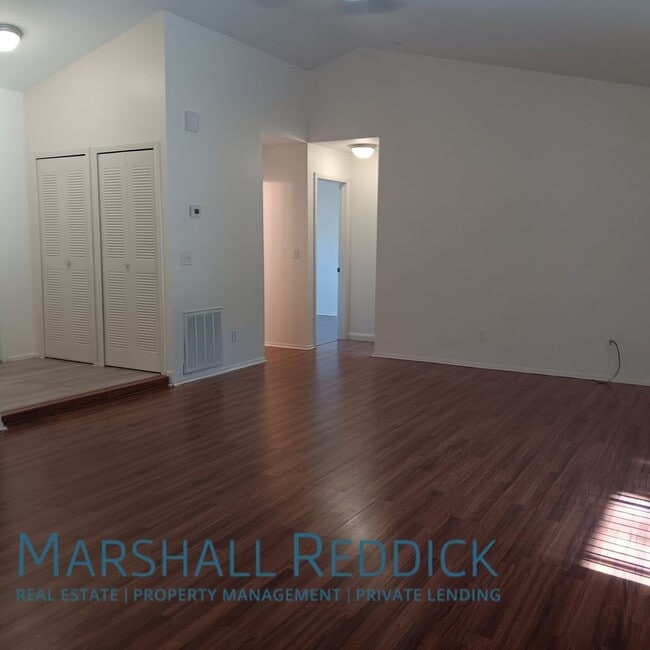 Building Photo - Charming 3 Bedroom 2 Bathroom Single Famil...
