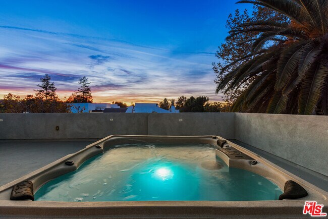 Building Photo - 4806 Sylmar Ave