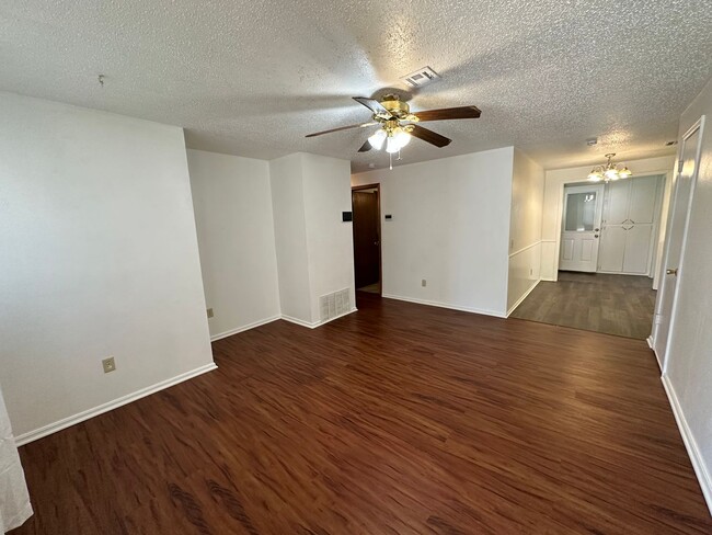 Building Photo - 4 Bed, 2 Bath house w/1 car garage