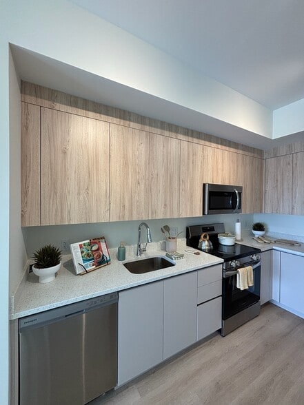 Building Photo - 902 17th Ave N