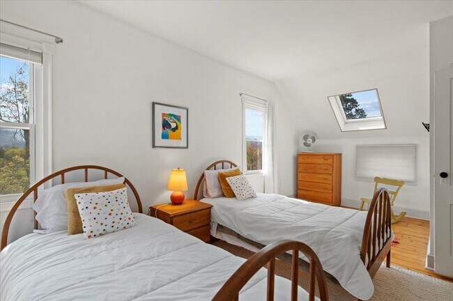 Building Photo - 627 W Rd