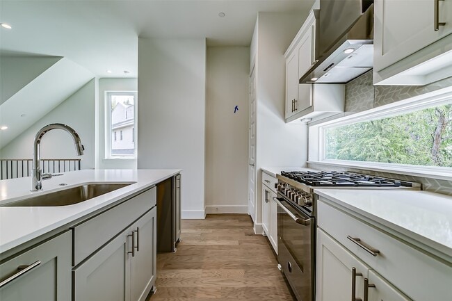 Building Photo - 6028 Lewis St