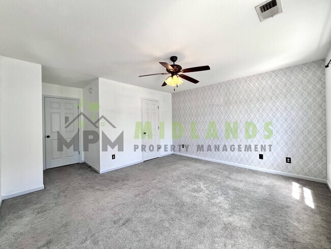 Building Photo - 492 Denman Loop