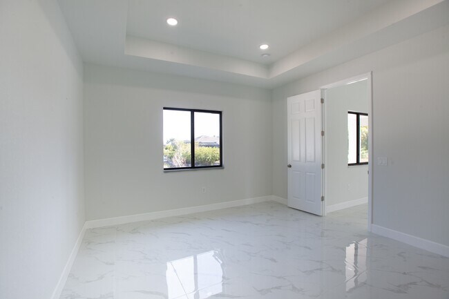 Building Photo - 1227 SE 3rd Ave