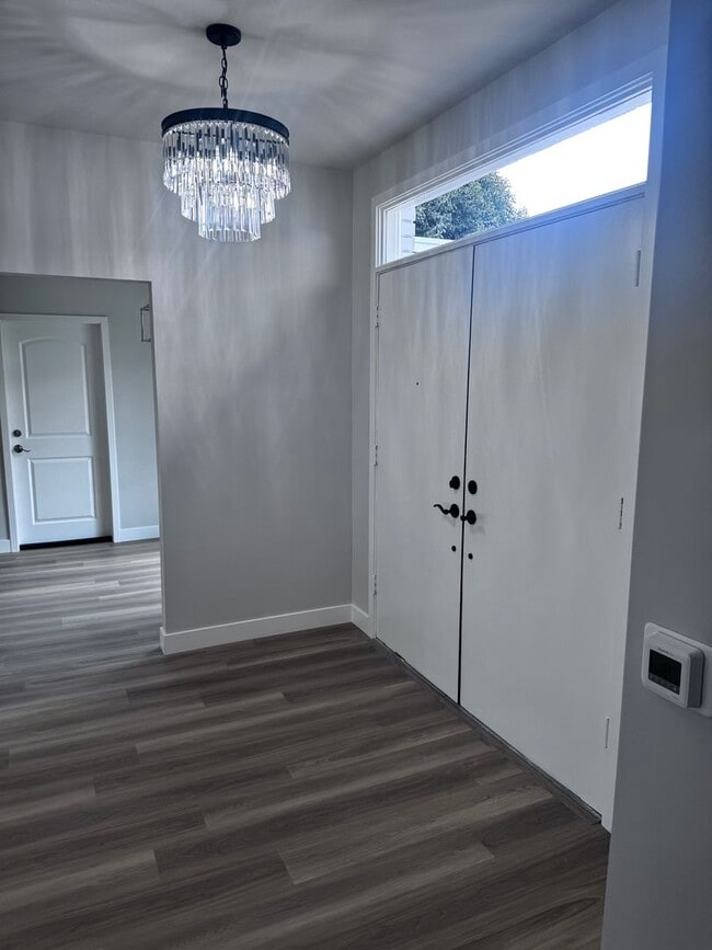 Building Photo - Spacious 3 Bed 2 Bath in Enderle Gardens: ...