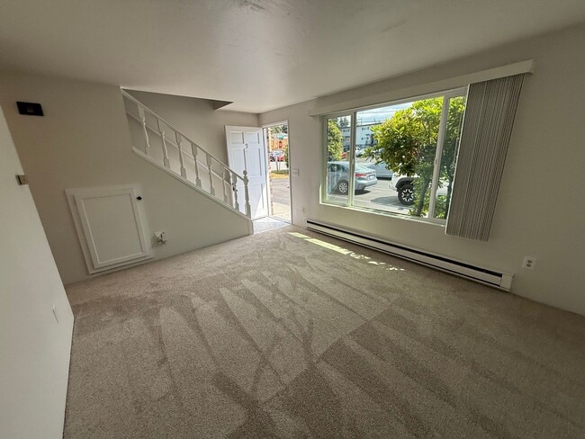 Building Photo - Fully Remodeled 2-Bedroom in Quiet Everett Four-Plex