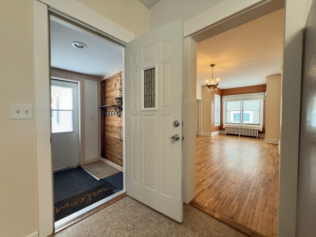 Building Photo - 717 Warner Ave