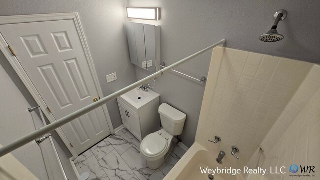 Building Photo - 3 bed 1 bath in Northbook on corner of Lor...