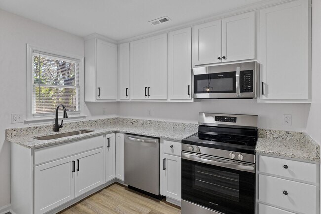 Building Photo - Newly Renovated 2 Bed, 1 Bath in Downtown Wake Forest!