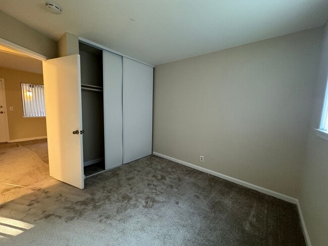 Building Photo - Nice first floor 1 bedroom 1 bath apartment available now!