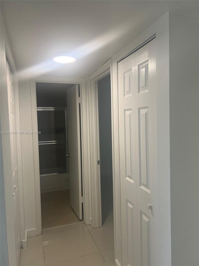 Building Photo - 842 NE 209th St