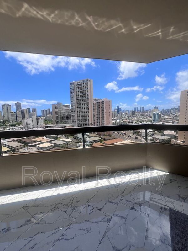Building Photo - 2499 Kapiolani Blvd