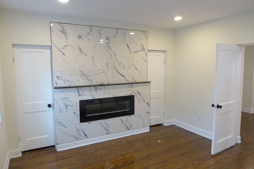 Building Photo - 1709 Bank St