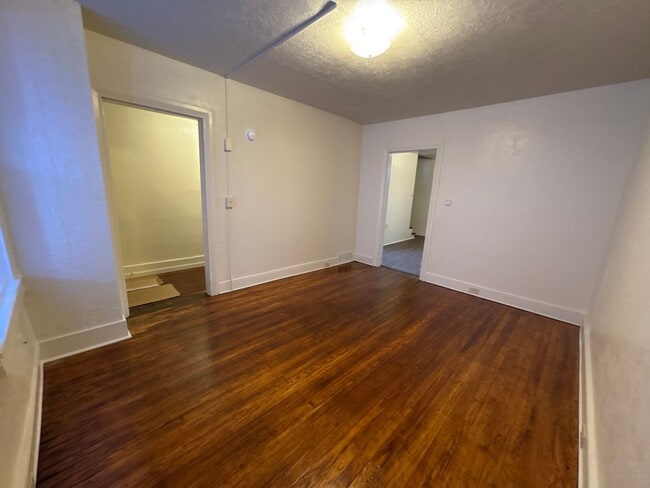 Building Photo - 3 Bedroom House, Parking, Yard-York City SD