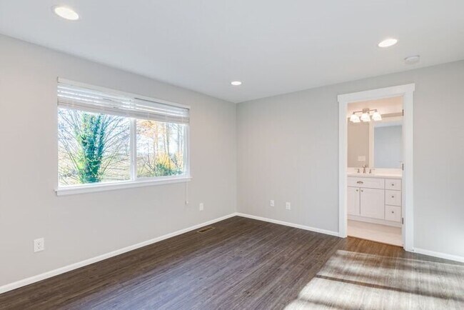 Building Photo - Remodeled 3 Bedroom Kirkland Home