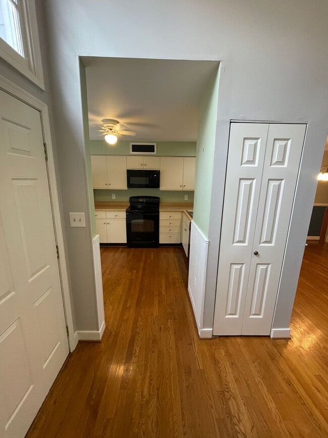 Building Photo - Large 2 Bedroom, 2.5 Bath Townhouse - Autu...