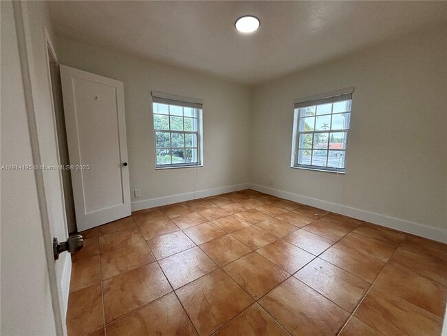 Building Photo - 111 SW 31st Ct