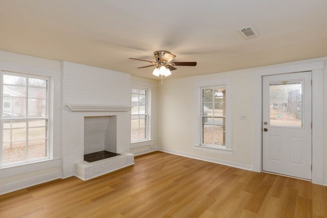 Building Photo - 2 Bedroom Charmer in heart of Columbiana