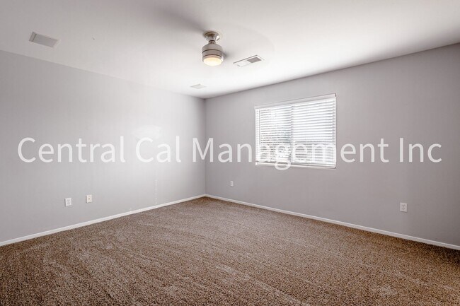 Building Photo - 3 Bedroom/2 Bath with Pool in the Southwest - $2295 Per Month!