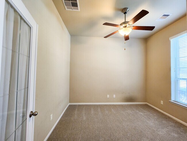 Building Photo - 911 Daffodil View Ct