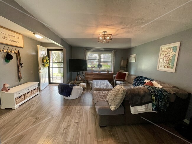 Building Photo - 5051 Bluffview Dr