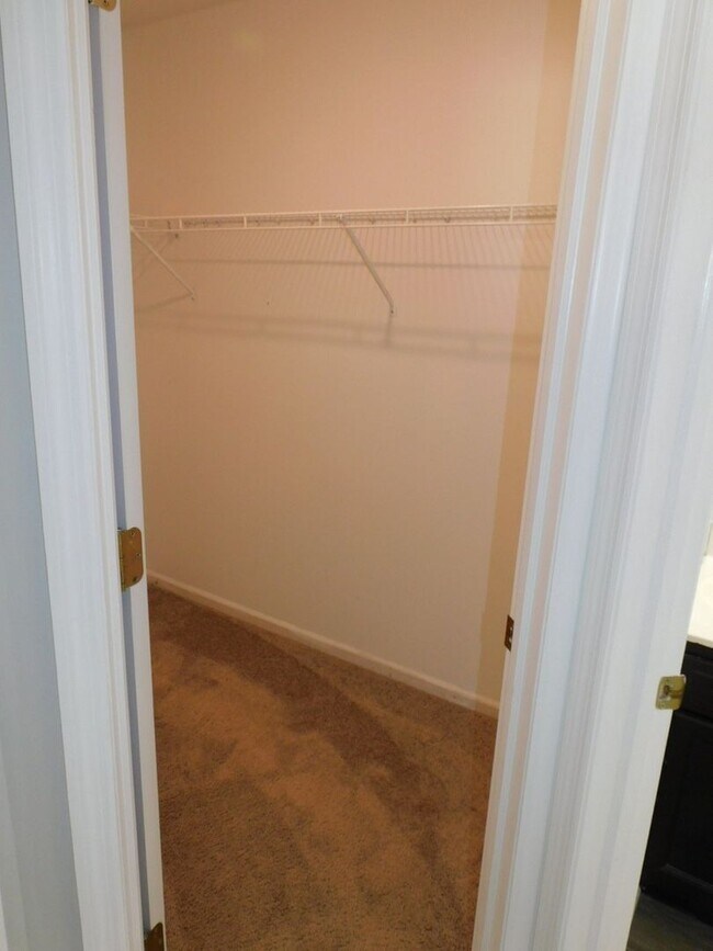 Building Photo - Spacious 4 Bedroom, 2.5 Bath Home
