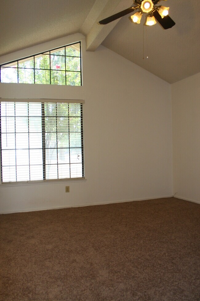 Building Photo - 13004 Hillary Way
