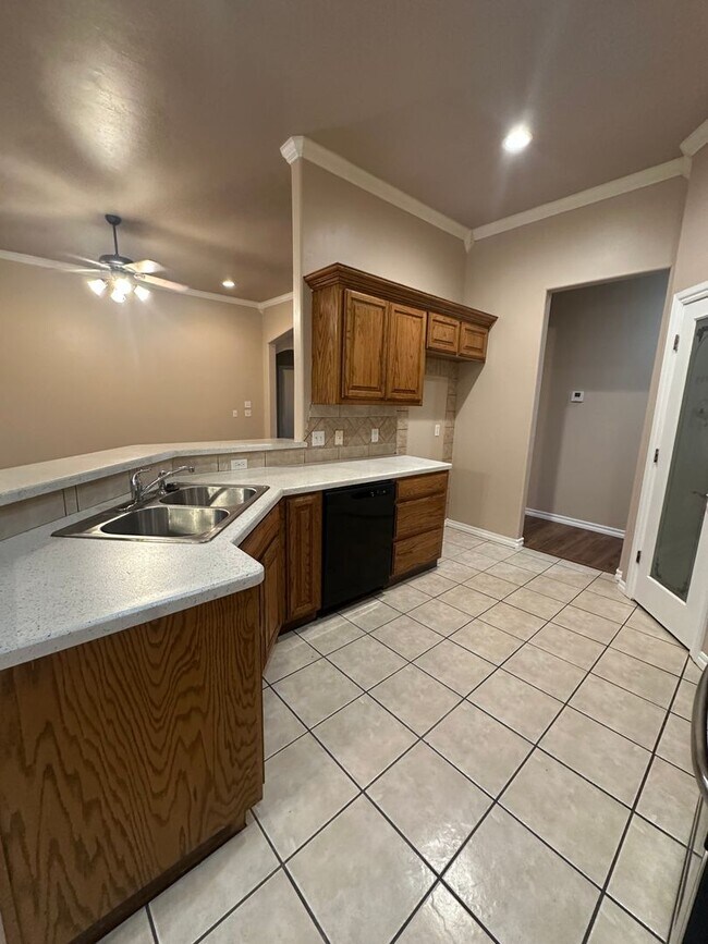Building Photo - 2504 Thomas Dr