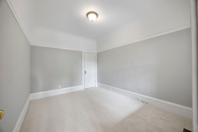 Building Photo - Sun Soaked 2 bedroom 1 bath unit off Piedm...