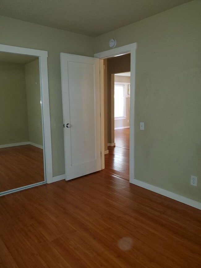 Building Photo - Charming 3 bed / 1 bath Apartment by Downtown