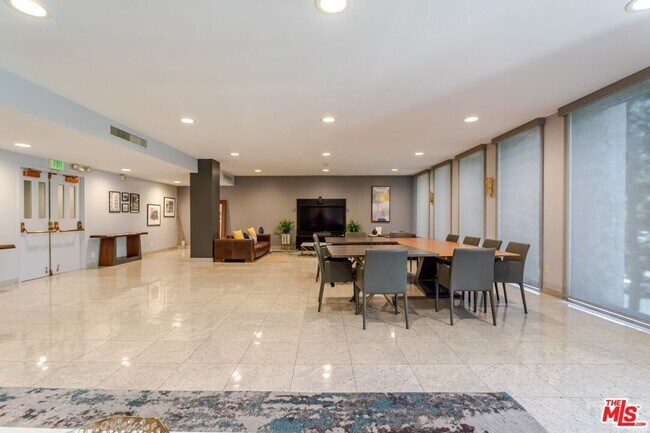 Building Photo - 800 W 1st St