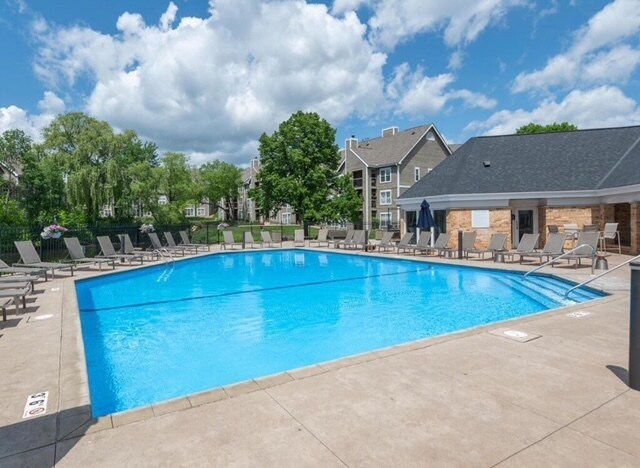 Large outdoor pool - 6165 Chasewood Pky