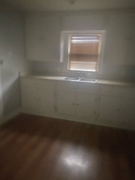 Kitchen - 2004 N Palace Ave