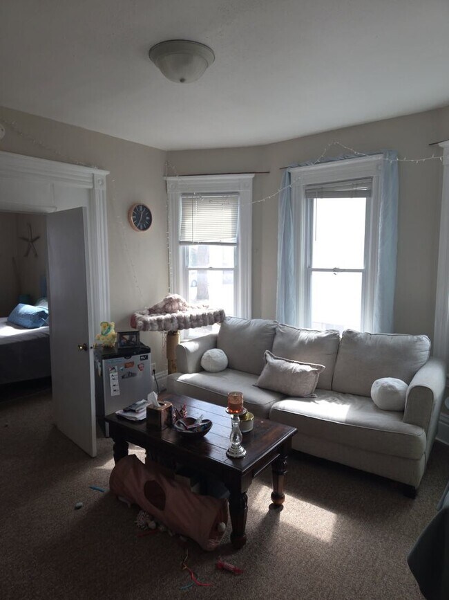 Building Photo - 818 6th St S