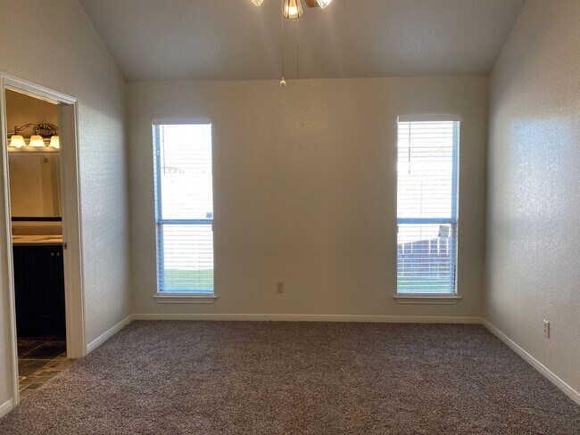 Building Photo - UPDATED 3 BEDROOM, EASY COMMUTE