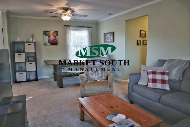 Building Photo - CUTE AND COZY THREE BEDROOM