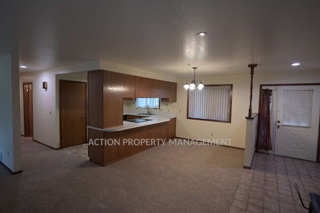 Building Photo - 2 bed 2 bath 1 car garage duplex in Sequim