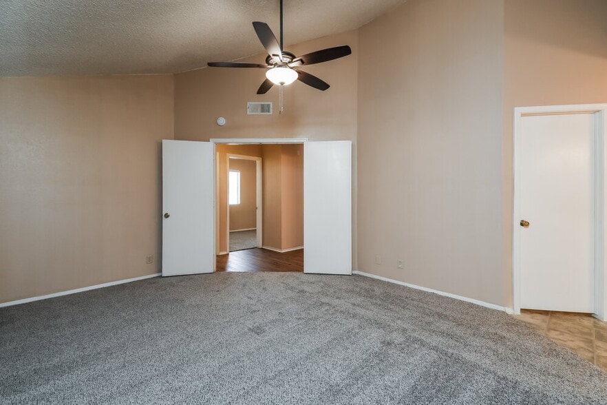 Building Photo - 3460 N Seneca Ct