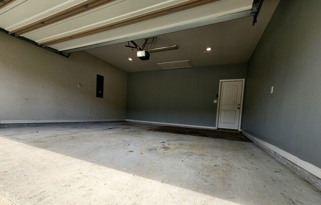 Building Photo - For Rent – 4 Bedroom, 2 Bathroom Home in W...
