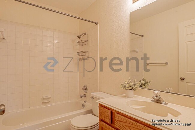 Building Photo - 1929 Pinecrest Dr