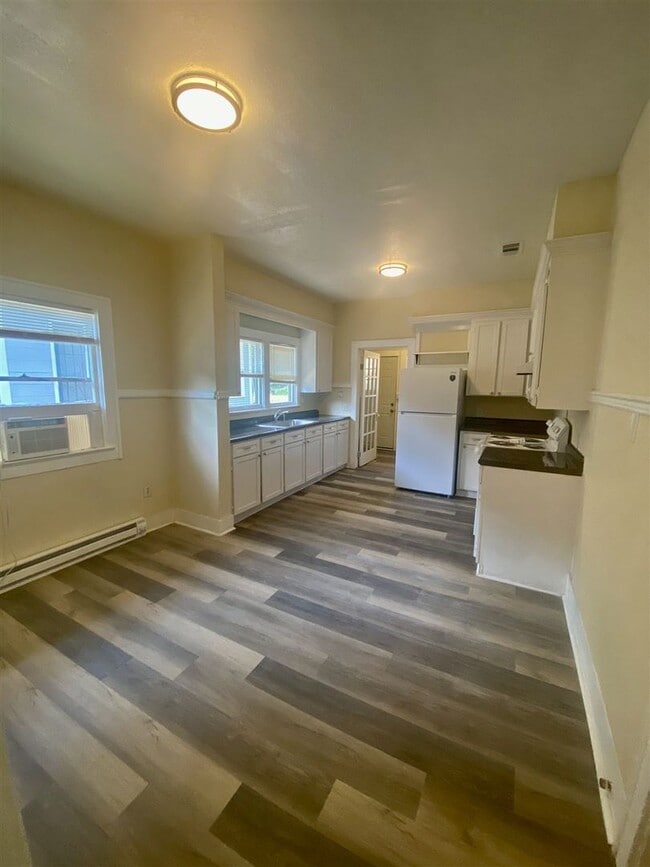 Building Photo - Restored 3 br 2 ba Craftsman style Home fo...