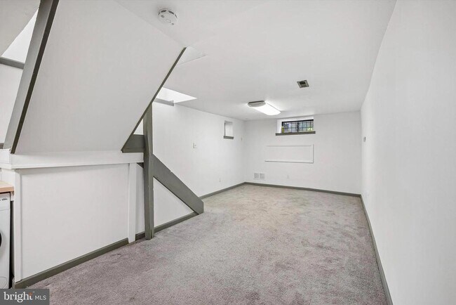 Building Photo - 2036 Mt Vernon St