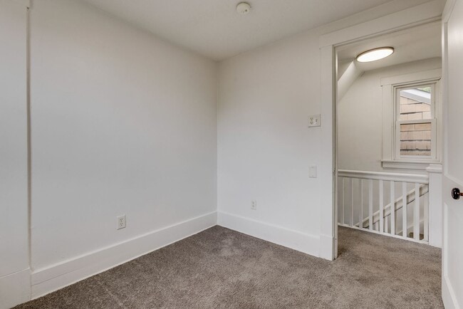 Building Photo - 2027 Eccles St