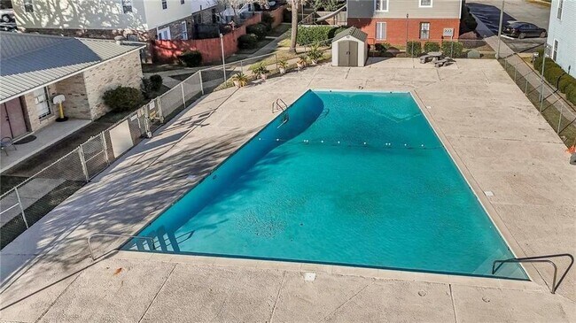 Building Photo - 4017 Cottage Hill Rd