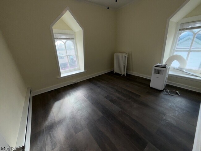 Building Photo - 57 Bridge St