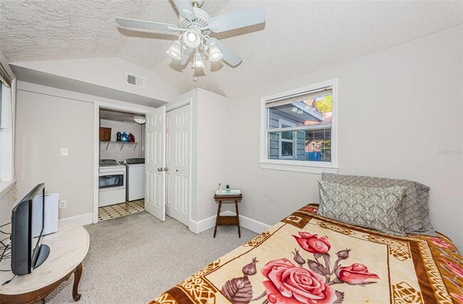 Building Photo - 833 1st St NE