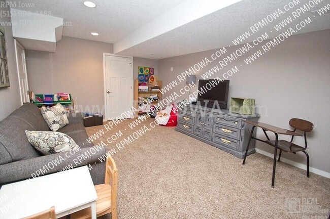 Building Photo - 1655 SW Arlan Dr