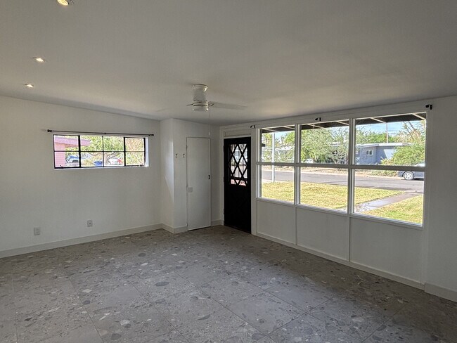 Building Photo - 519 W 16th St